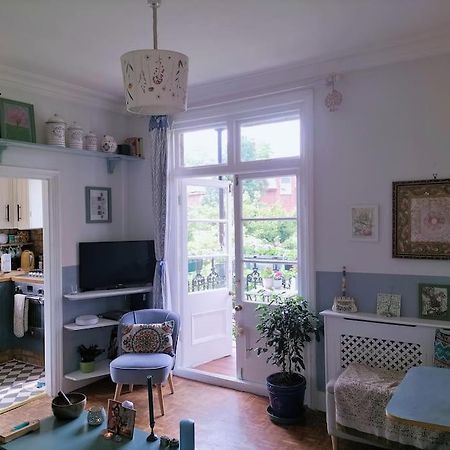 Charming London With Balcony Apartment ภายนอก รูปภาพ