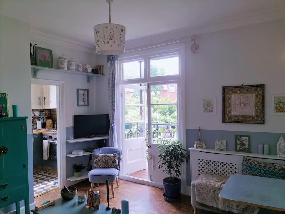 Charming London With Balcony Apartment ภายนอก รูปภาพ