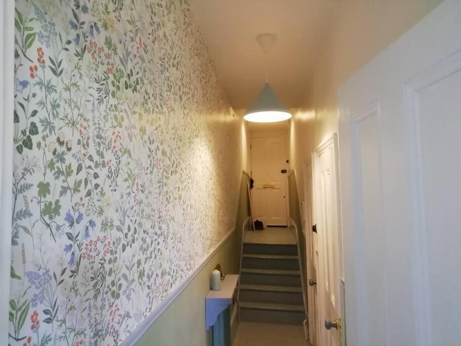Charming London With Balcony Apartment ภายนอก รูปภาพ