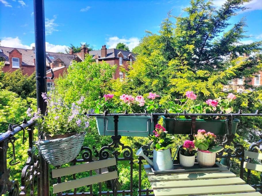 Charming London With Balcony Apartment ภายนอก รูปภาพ
